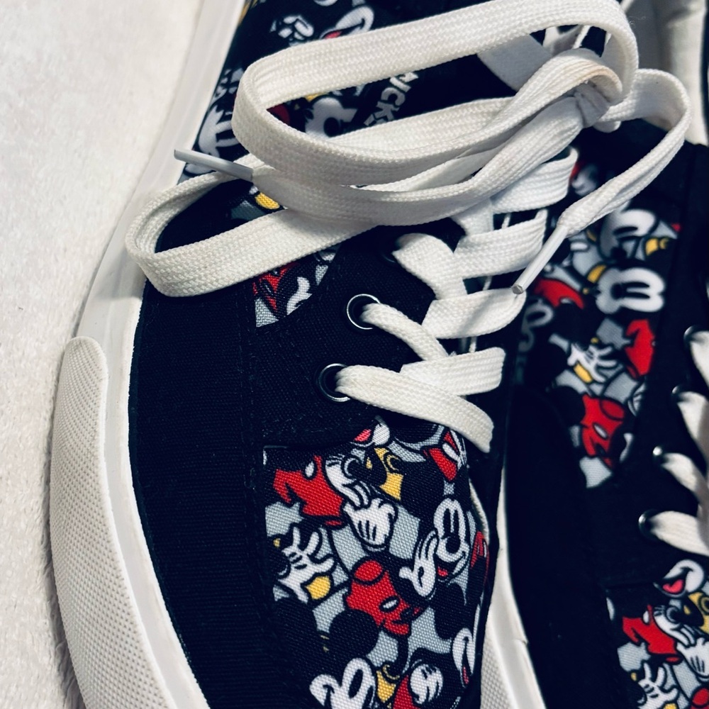 Almost Brand New DISNEY / MICKEY MOUSE Sneakers - Men’s Size 11 - box 16 - Picture 2 of 8